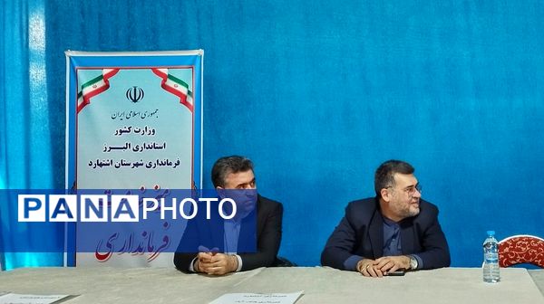 برپایی میز خدمت نماینده مردم اشتهارد در مصلی شهرستان اشتهارد