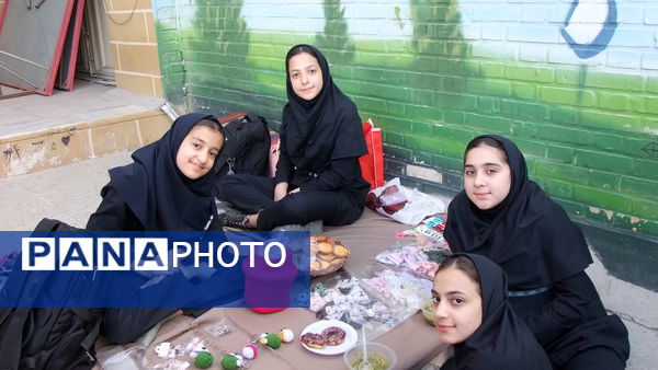 بازارچه کسب و کار دانش‌آموزان دختر در دبیرستان متوسطه اول معلم