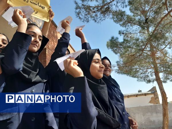  موشک آرزوها در هفته بهداشت روان در مدرسه مادرمهربان خلیل آباد