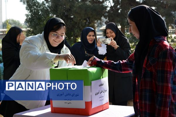 تجربه تمرین دموکراسی دانش‌آموزان مدرسه حکمت در انتخابات شورای دانش‌آموزی