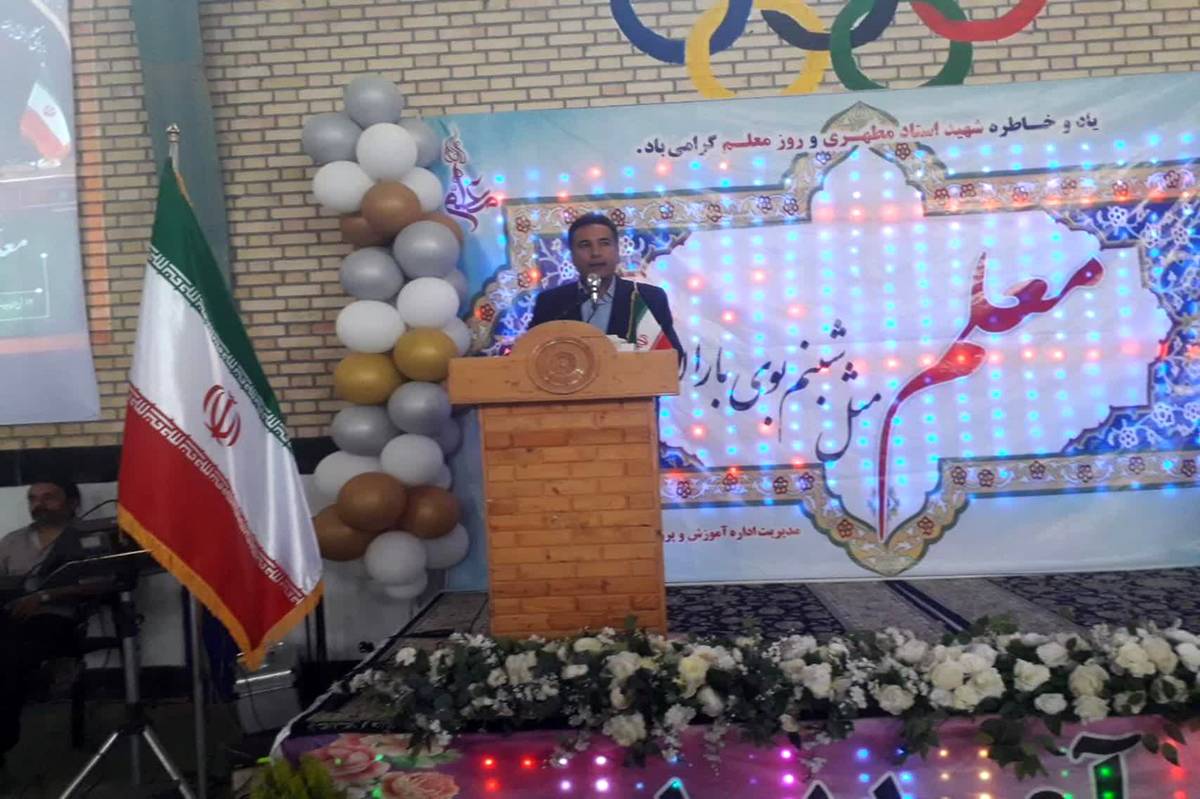 معلمان نقش کلیدی در تربیت و آگاهسازی دانشآموزان دارند