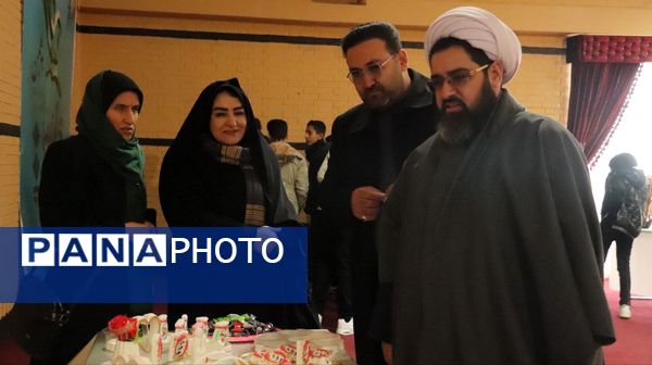 بازدید معاون وزیر از نمایشگاه دستاوردهای کانون‌های فرهنگی و تربیتی استان آذربایجان‌شرقی