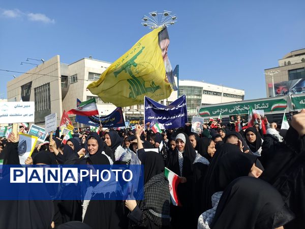 حضور پرشور دانش آموزان مشهد مقدس در راهپیمایی یوم‌الله ۱۳ آبان 