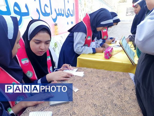 مراسم انتخابات شورای دانش آموزی در دبیرستان ناهید نخودی 