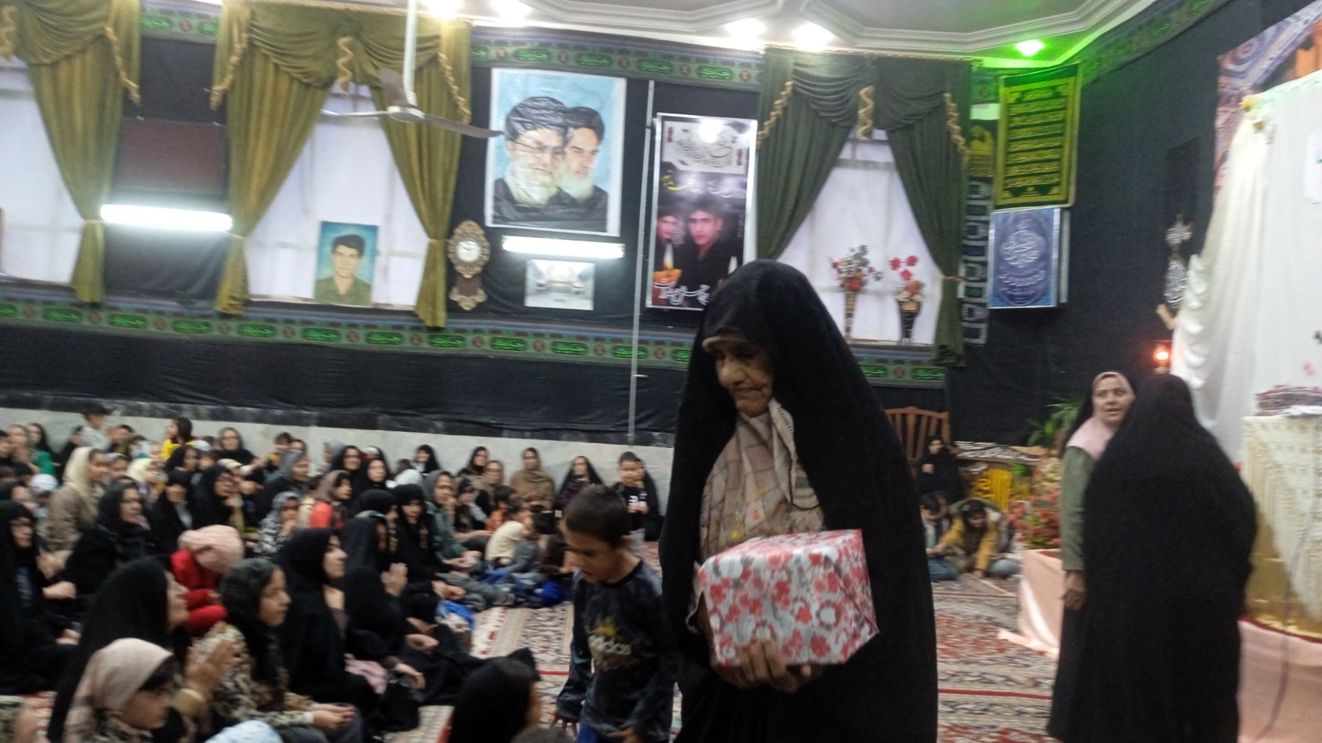 تجلیل از مادران شهید روستا در آیین روز مادر حسینیه علی اکبری فدافن 