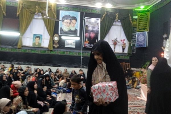 تجلیل از مادران شهید روستا در آیین روز مادر حسینیه علی اکبری فدافن 