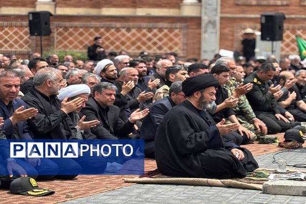 اقامه نماز ظهر عاشورا و آیین تعزیه‌خوانی در اردبیل 