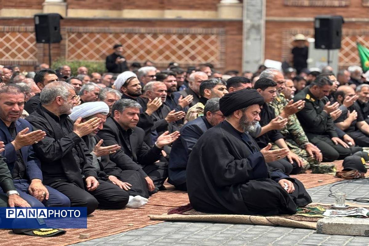 اقامه نماز ظهر عاشورا و آیین تعزیه‌خوانی در اردبیل 
