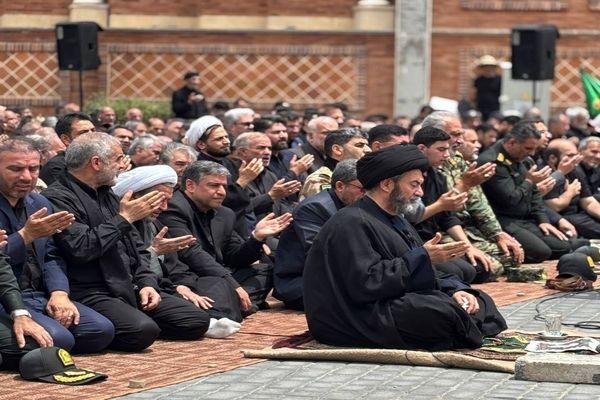 اقامه نماز ظهر عاشورا و آیین تعزیه‌خوانی در اردبیل 
