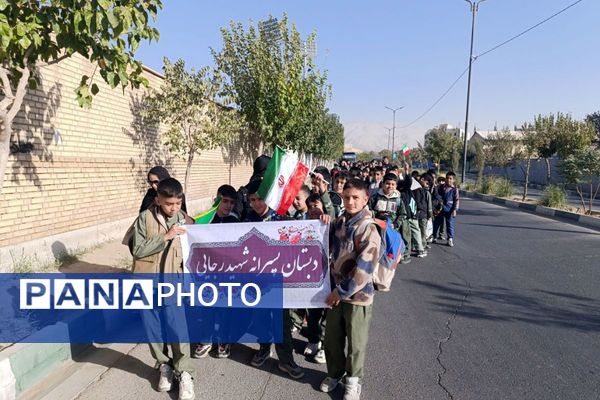 حضور دانش آموزان به مناسبت یوم الله ۱۳آبان، در ورزشگاه شهدای شهرستان قدس