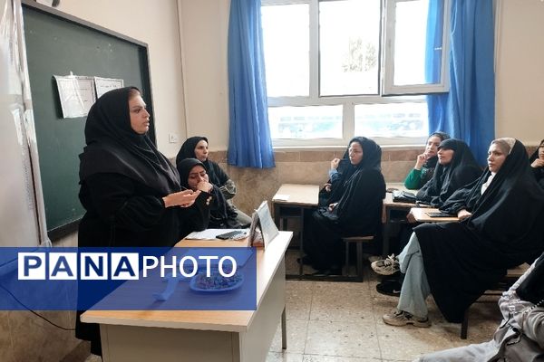 جلسه انجمن و اولیا در دبیرستان فاطمه آهنچی مشهد