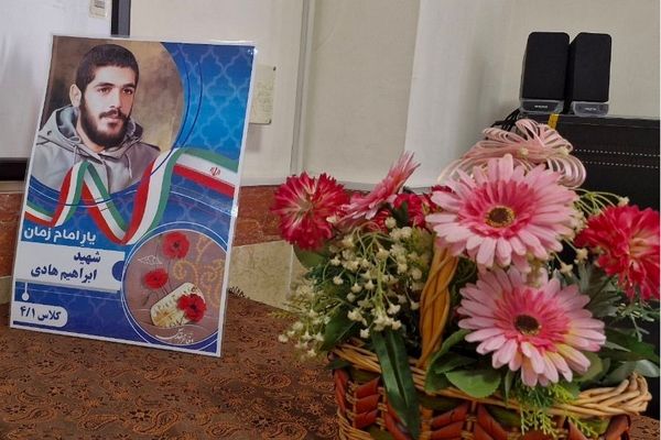 مزین کردن کلاس مدارس به نام شهدا با حضور مدیر آموزش و پرورش ناحیه دو شهرری 