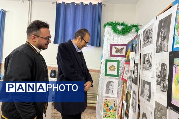 آیین افتتاحیه نمایشگاه هنری «ماها» در هنرستان شهید تاجیک بهارستان‌دو