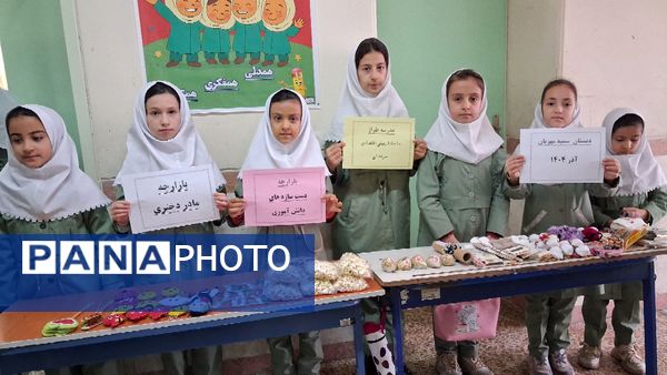 بازارچه مادر دختری با دست‌سازه‌های دانش‌آموزی 