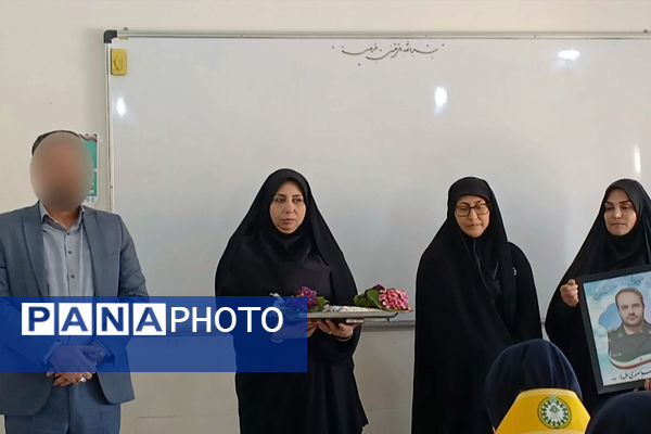 تجلیل از فرزند شهید صفری در کلاس درس با حضور یکی از همرزمان پدر