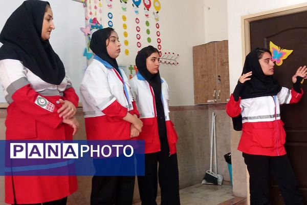 مانور تخلیه اضطراری و آمادگی برای لحظات بحرانی در مدرسه معراج بهارستان‌دو