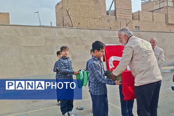 تجدید عهد دانش آموزان مدرسه ایمان ورامین با امام حسین (ع) 