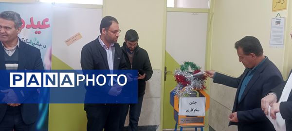 نواختن زنگ احسان و نیکوکاری در دبیرستان دوره اول دخترانه خدادای شهرستان نطنز 