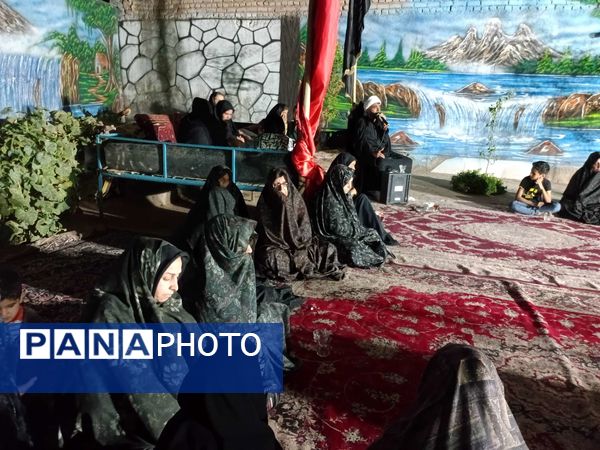 مراسم عزاداری ماه صفر در روستای نقاب در هنگام قطع برق