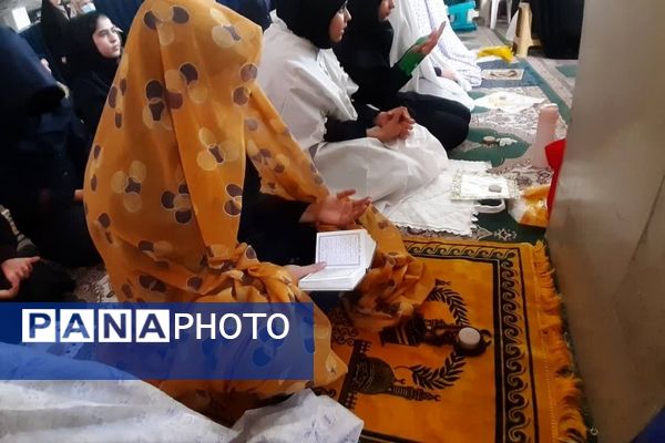 اقامه نماز جماعت دانش‌آموزان در مسجد