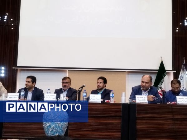 تجلیل از اصحاب رسانه توسط فرماندار و شهرداری‌های برخوار در سالن فرمانداری برخوار 