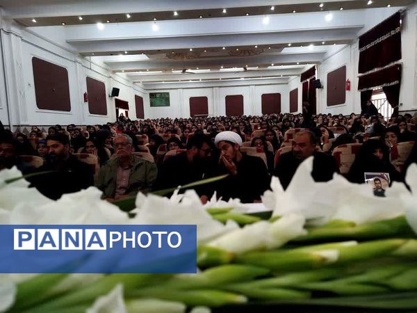 استقبال از شهید گمنام با حضور خانواده شهدا در دبیرستان برازنده مقدم یک