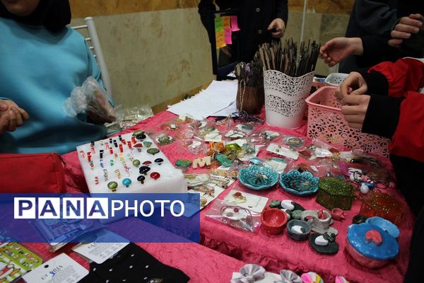 برپایی بازارچه کسب و کار دانش‌آموزی در مدرسه حضرت معصومه (س) ناحیه 4 کرج