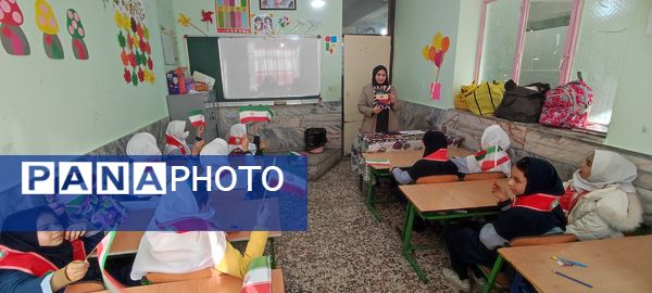 توزیع کتاب « از ایرانمان دفاع می کنیم » در بین دانش‌آموزان پیشتاز مدرسه شهید خاقانی شهرستان شیروان