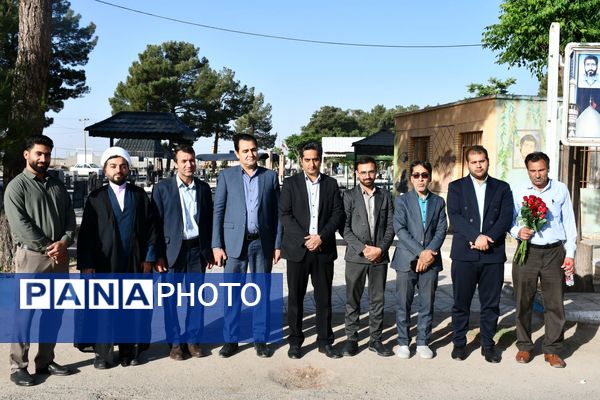 گلزارهای شهدا در هفته معلم عطرافشان شد