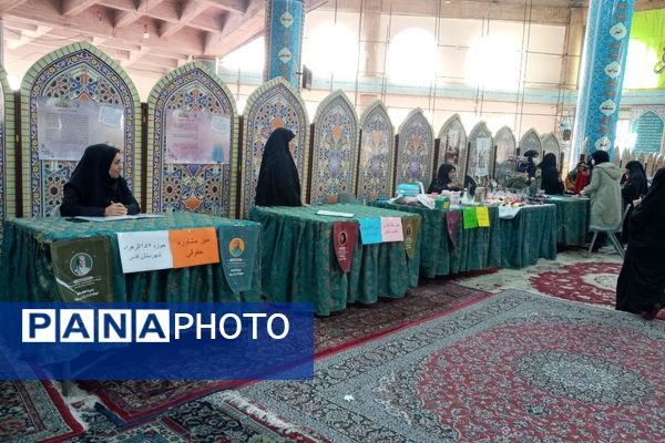 دکلمه‌خوانی دانش‌آموزان در مقابل مادران شهرستان قدس به‌مناسبت روز مادر