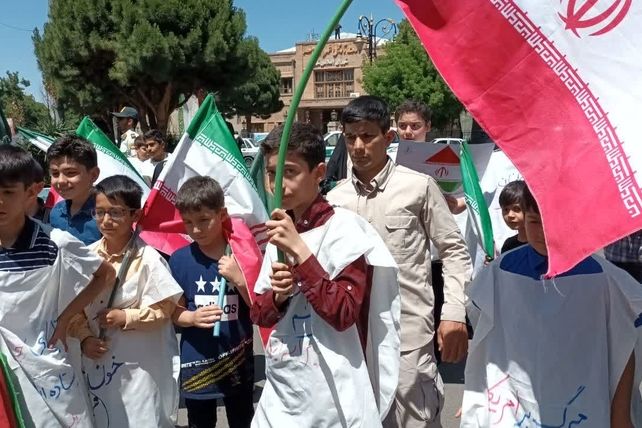 خروش دانش‌آموزان کفن پوش در آذربایجان شرقی