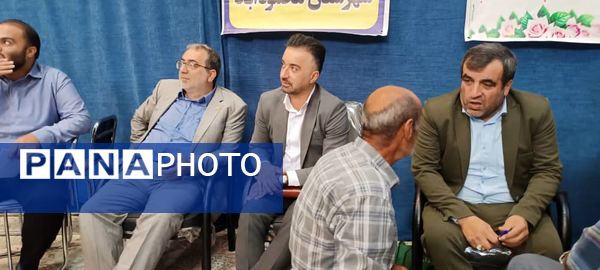 برپایی میز خدمت ادارات در مصلای نماز جمعه شهرستان محمودآباد