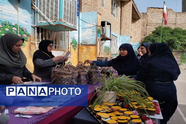 مراسم روز دختر و تقدیر از دانش‌آموزان نمونه و رتبه برتر