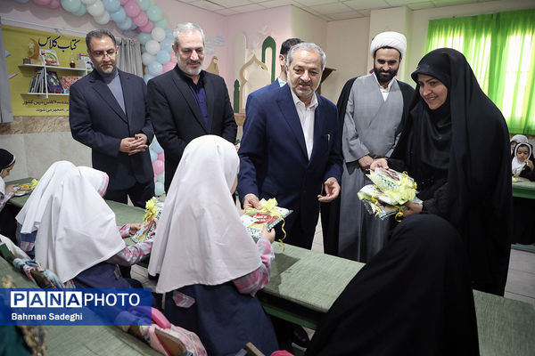 آیین تجهیز ۴۰۰۰ کتابخانه کلاسی با حضور وزیر آموزش و پرورش