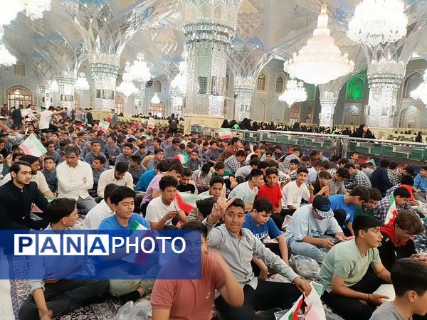 اجتماع 5 هزار نفری نوجوانان دانش آموز در حرم مطهر رضوی 