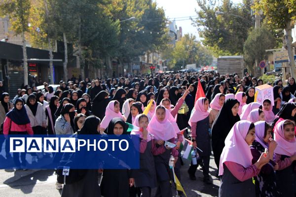 شکوه حضور مردم شهرستان سامان در راهپیمایی یوم‌الله ۱۳ آبان