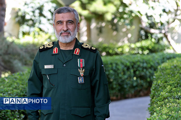 اعطای «نشان فتح» به سردار حاجی‌زاده توسط مقام معظم رهبری
