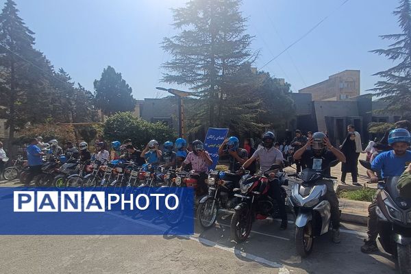 فرهنگ‌سازی با عمل؛ اهدای کلاه ایمنی رایگان در همایش طلایه‌داران ترافیک شهریار