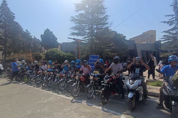 فرهنگ‌سازی با عمل؛ اهدای کلاه ایمنی رایگان در همایش طلایه‌داران ترافیک شهریار