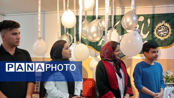 تقدیر دانش‌آموزان فعال فرهنگی‌هنری از مادرانشان با همکاری مربی در محمدشهر کرج