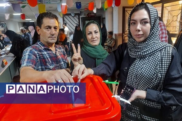 حضور پرشور مردم شهرستان بهارستان دو در دومین مرحله از انتخابات ریاست‌جمهوری