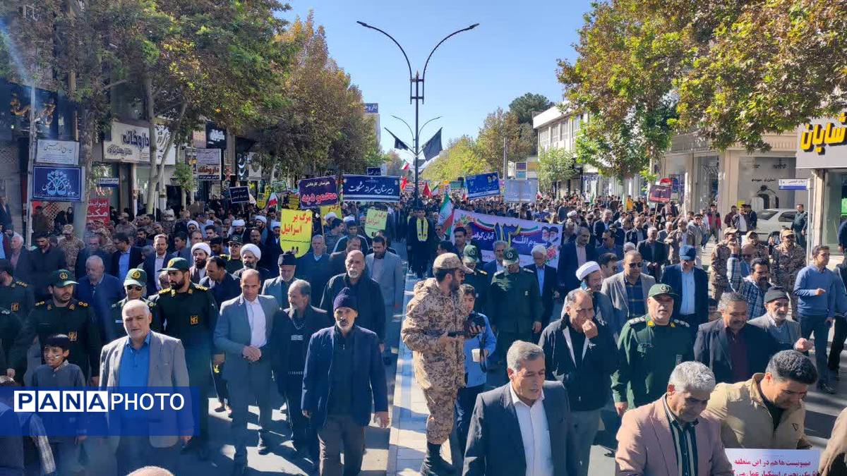 حضور پرشور نوجوانان و خانواده‌ها در سیزده آبان تجدید پیمان با انقلاب
