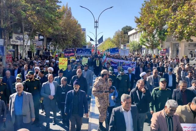 حضور پرشور نوجوانان و خانواده‌ها در سیزده آبان تجدید پیمان با انقلاب