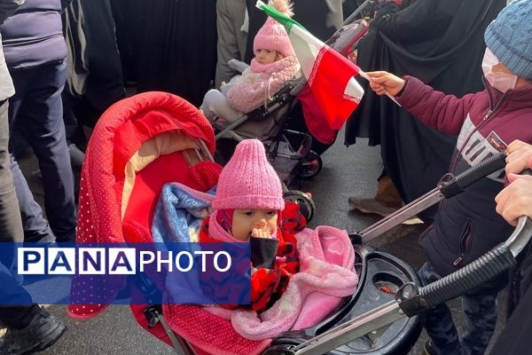 حضور پرشور کودکان در راهپیمایی ۲۲ بهمن