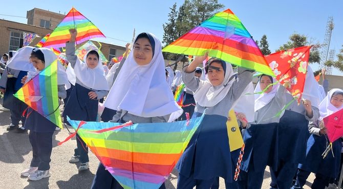 پرواز بادبادک‌های رنگارنگ‌ در آسمان مدرسه به بهانه روز جهانی کودک 