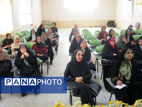 جلسه آموزش خانواده و افتتاح اتاق گفت‌وگوی اولیا در دبیرستان شاهد شهید کلانتری 