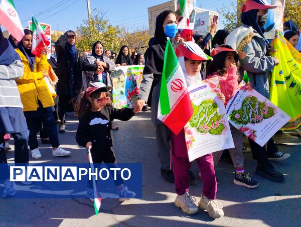 حضور مردم همدل حاجی آباد در راهپیمایی ۲۲ بهمن