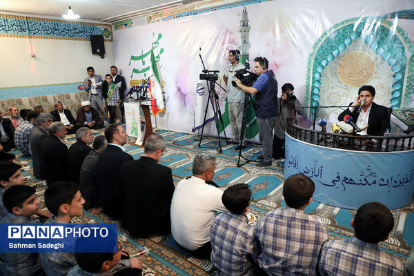 اقامه اذان و نماز با شعار «مِهر با مُهر» با حضور وزیر آموزش و پرورش