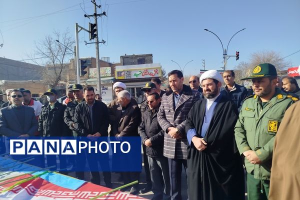 گلباران تمثال مبارک حضرت امام خمینی (ره) در سالروز ورود تاریخی و آغاز دهه فجر انقلاب اسلامی ایران 