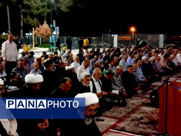 برپایی نماز جماعت در آرامگاه شهید مدرس 